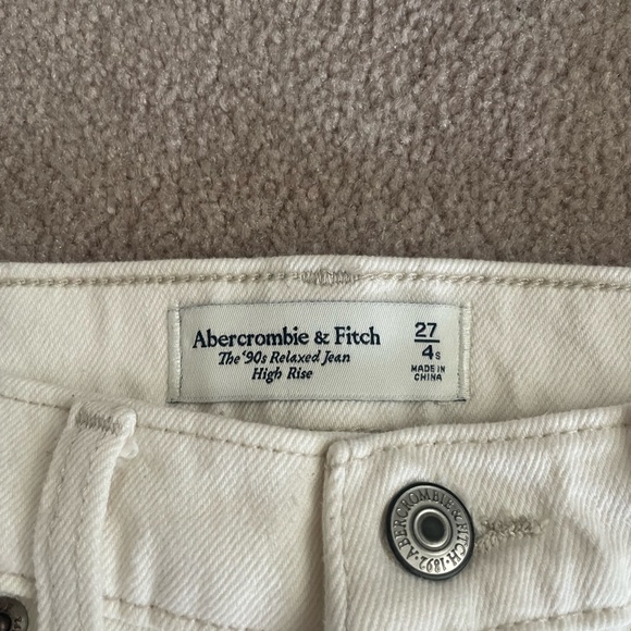 Abercrombie Women's Ultra High Rise 90s Straight Jean in Crème - Picture 7 of 11